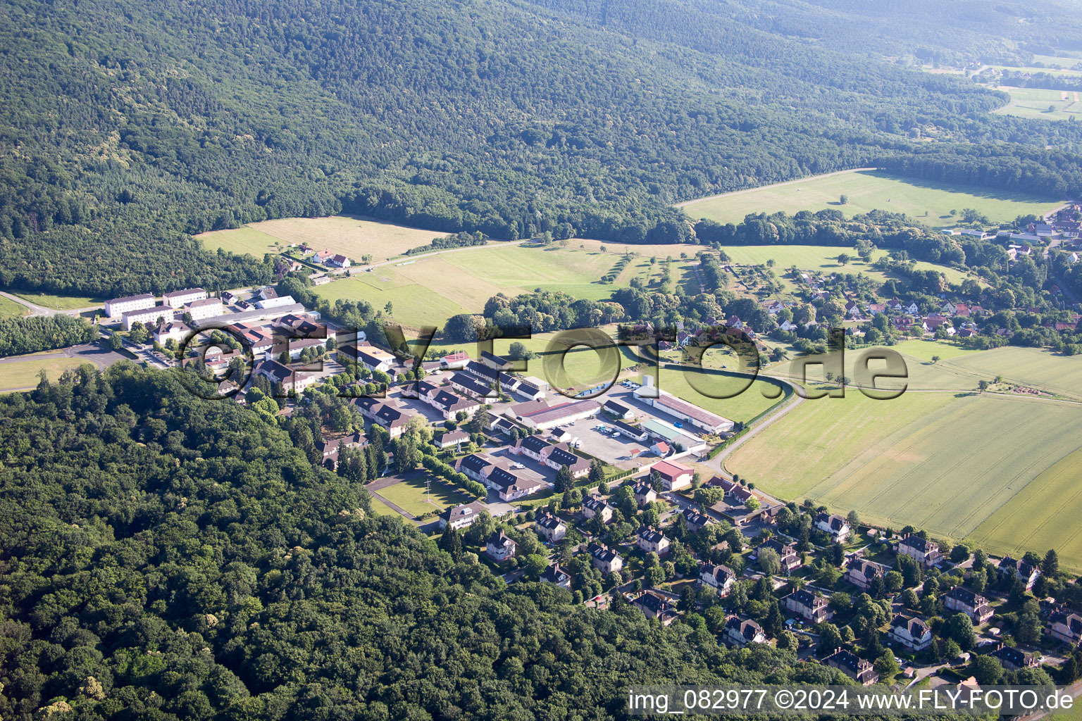 Vue aérienne de Caserne militaire française Camp Drachenbronn à Drachenbronn-Birlenbach dans le département Bas Rhin, France