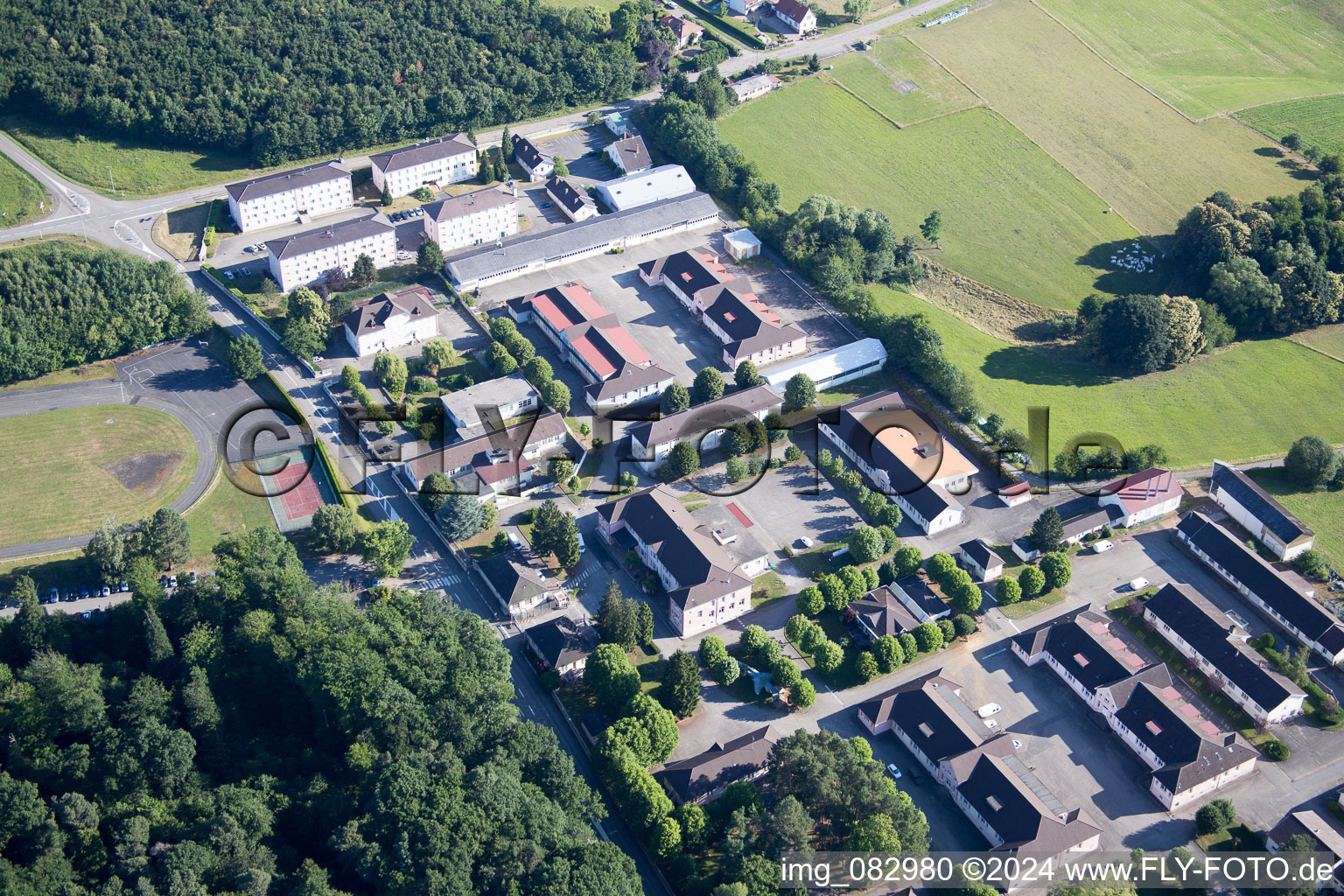 Vue aérienne de Caserne militaire française Camp Drachenbronn à Drachenbronn-Birlenbach dans le département Bas Rhin, France