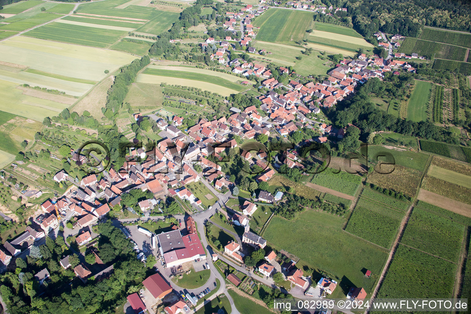 Vue aérienne de Vue sur le village à Cleebourg dans le département Bas Rhin, France