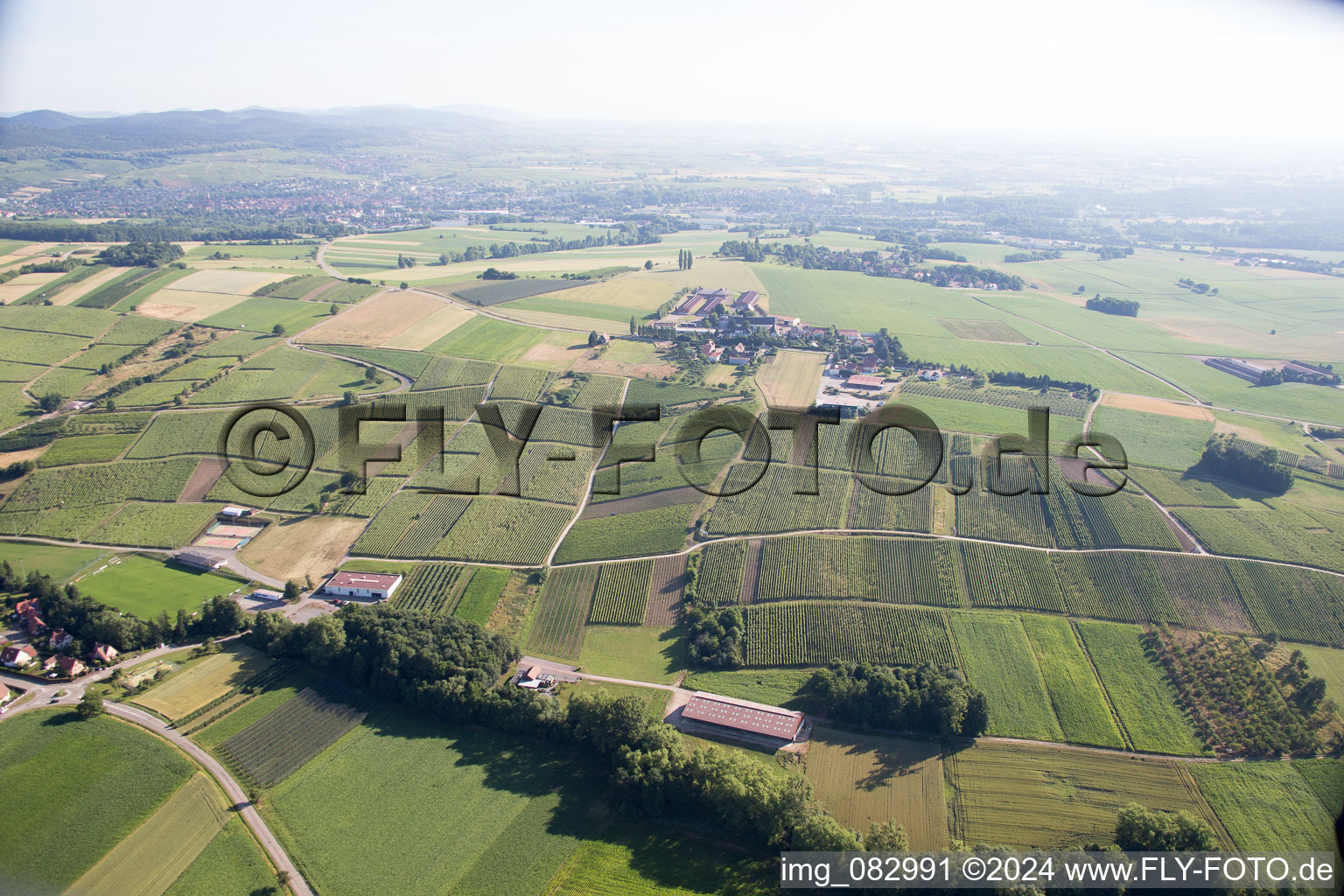 Vue aérienne de Steinseltz dans le département Bas Rhin, France