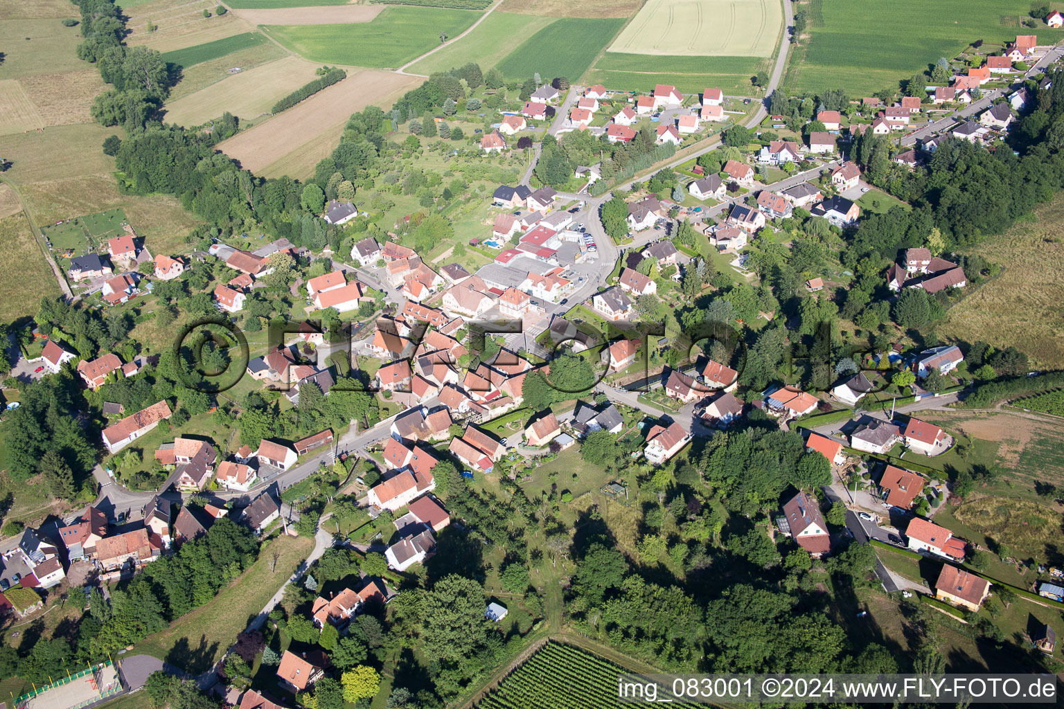 Vue aérienne de Oberhoffen-lès-Wissembourg dans le département Bas Rhin, France