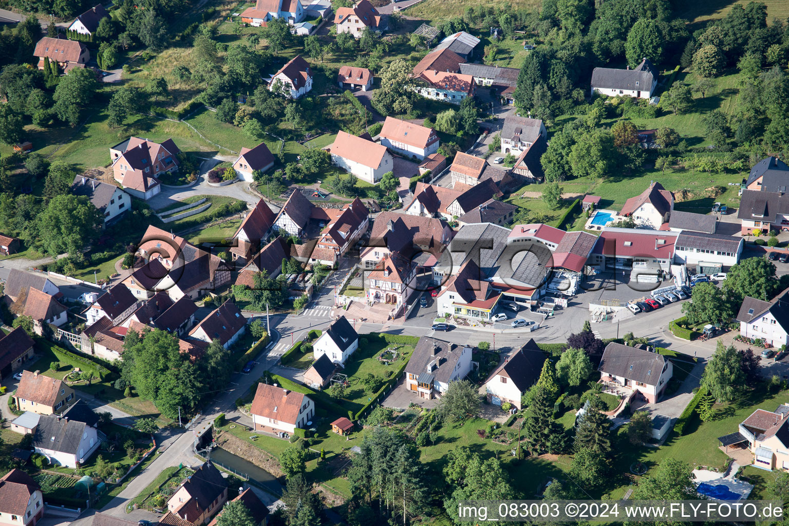 Vue aérienne de Oberhoffen-lès-Wissembourg dans le département Bas Rhin, France