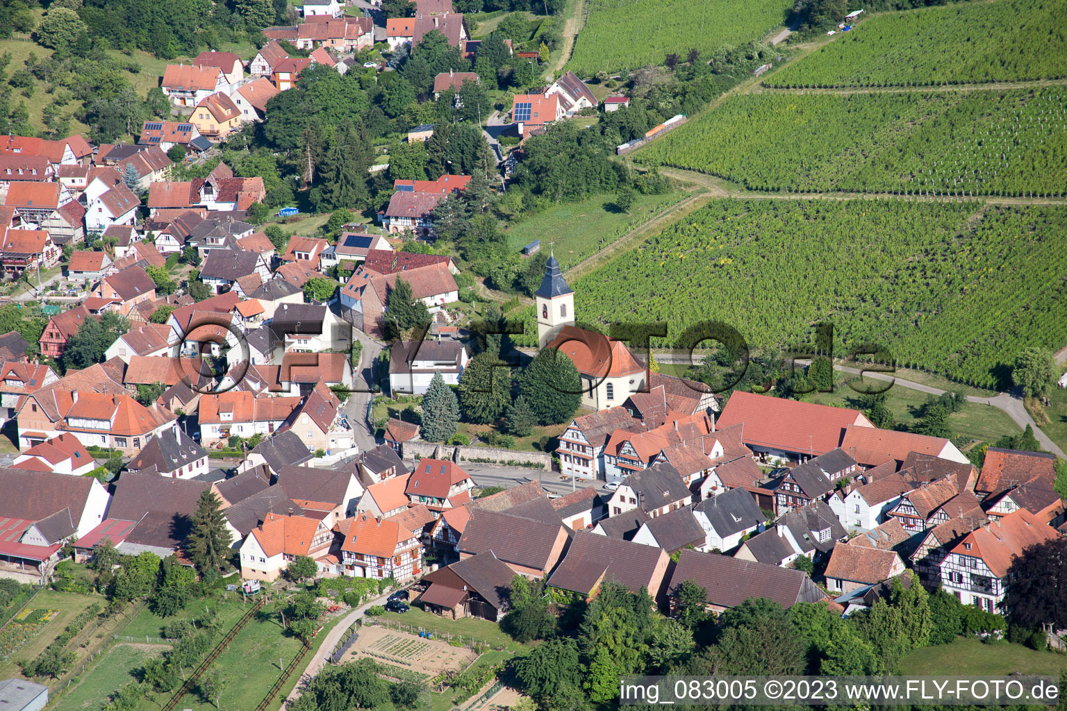 Vue aérienne de Rott dans le département Bas Rhin, France