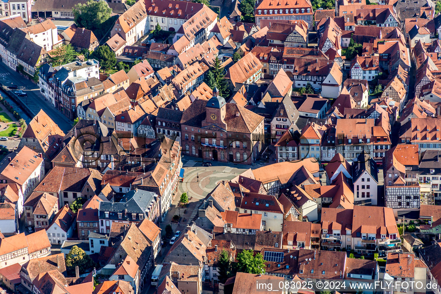 Vue aérienne de Place circulaire devant l'Office de Tourisme à Wissembourg dans le département Bas Rhin, France