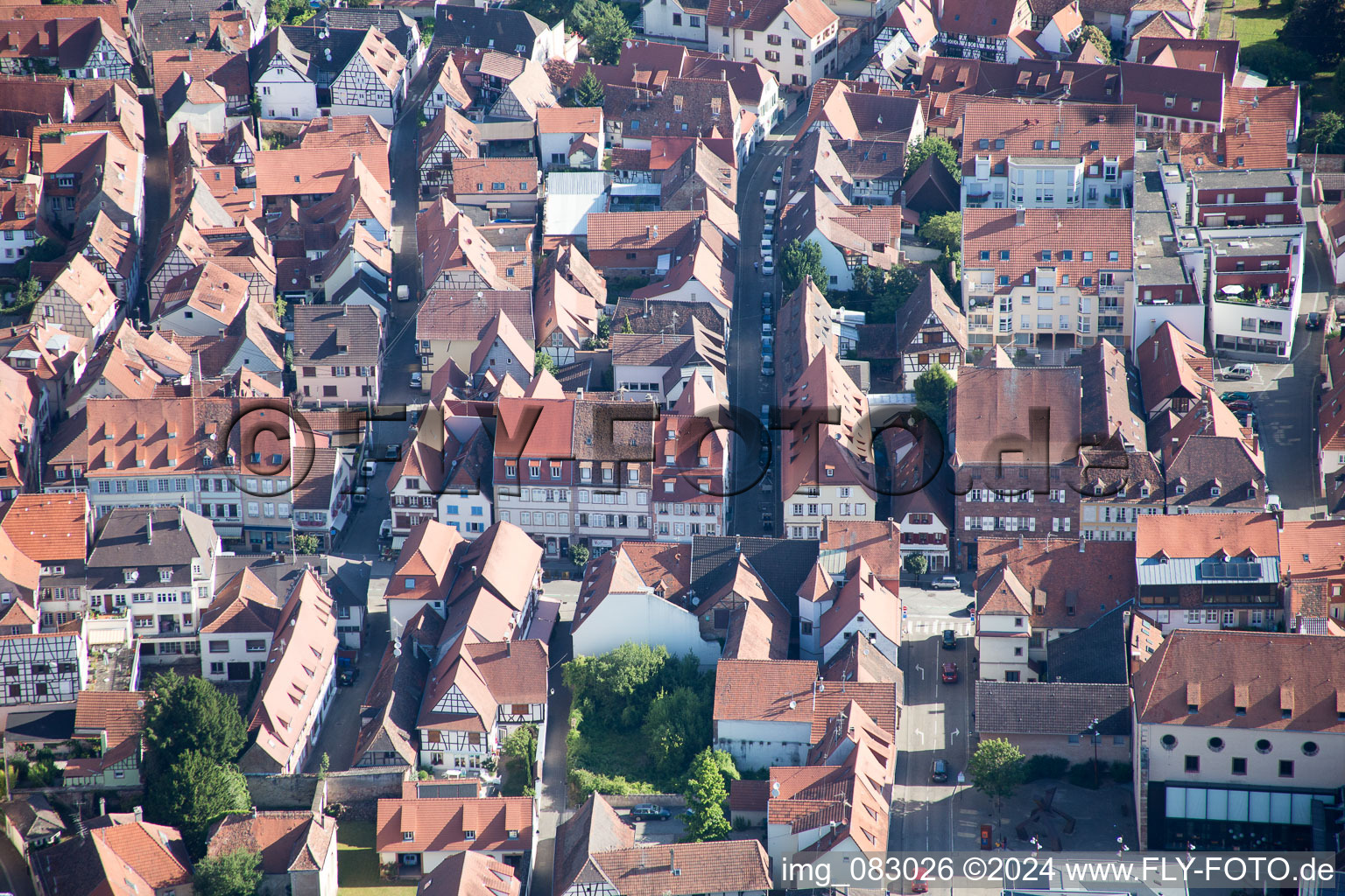 Wissembourg dans le département Bas Rhin, France vu d'un drone