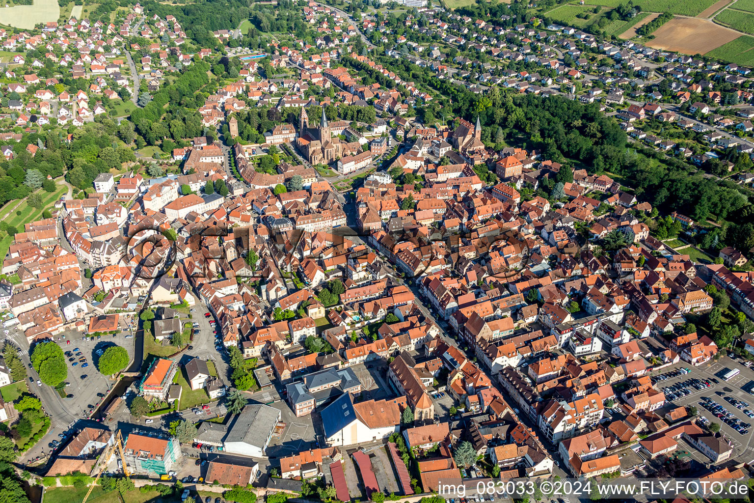 Vue aérienne de Vieille ville et centre-ville à Wissembourg dans le département Bas Rhin, France