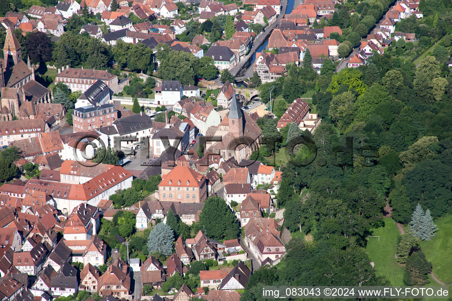 Wissembourg dans le département Bas Rhin, France vu d'un drone