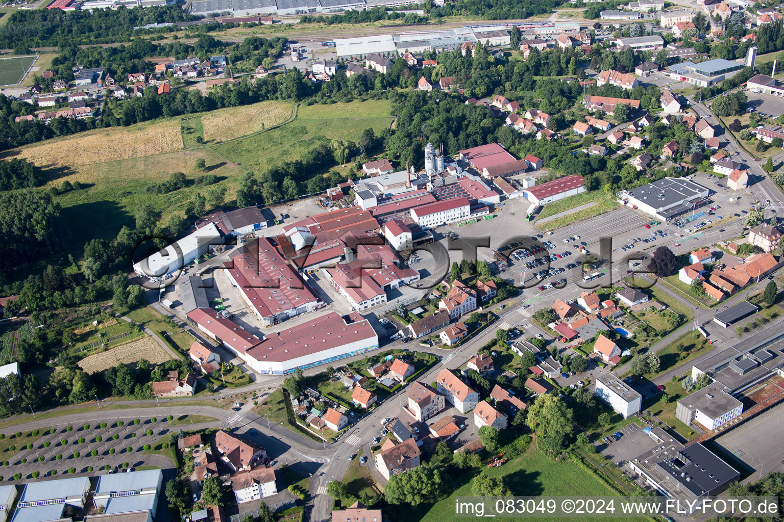 Vue aérienne de Centre commercial Wissembourg - Weissenburg à Wissembourg dans le département Bas Rhin, France