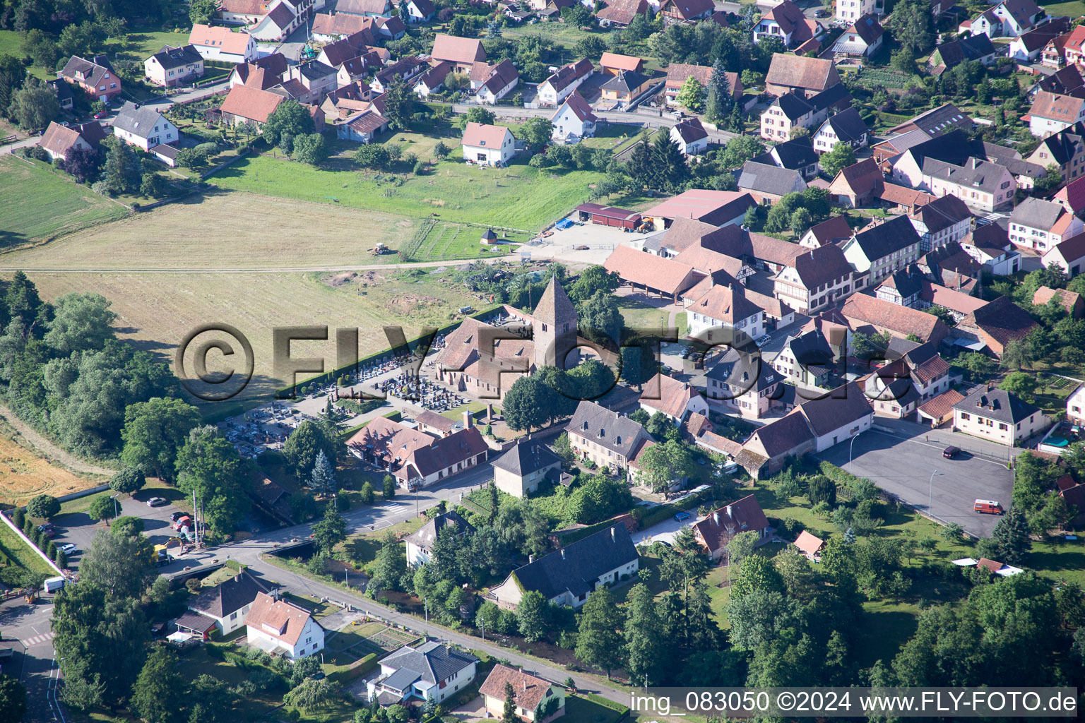 Vue aérienne de Vue des rues et des maisons des quartiers résidentiels à Altenstadt dans le département Bas Rhin, France