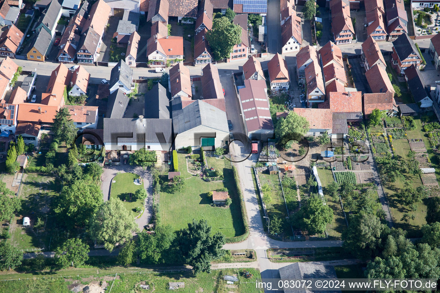 Vue aérienne de Freckenfeld dans le département Rhénanie-Palatinat, Allemagne