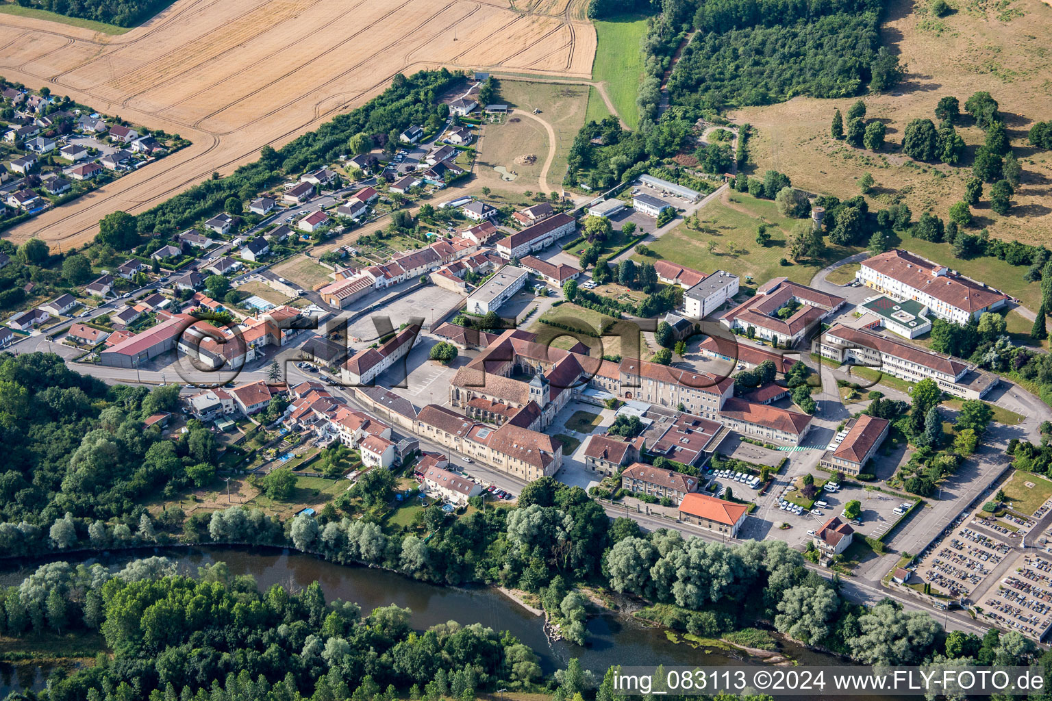 Vue aérienne de Monastère bénédictin/Prieuré bénédictin à Flavigny-sur-Moselle à Flavigny-sur-Moselle dans le département Meurthe et Moselle, France