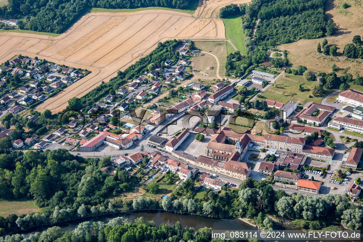 Vue aérienne de Monastère bénédictin/Prieuré bénédictin à Flavigny-sur-Moselle à Flavigny-sur-Moselle dans le département Meurthe et Moselle, France