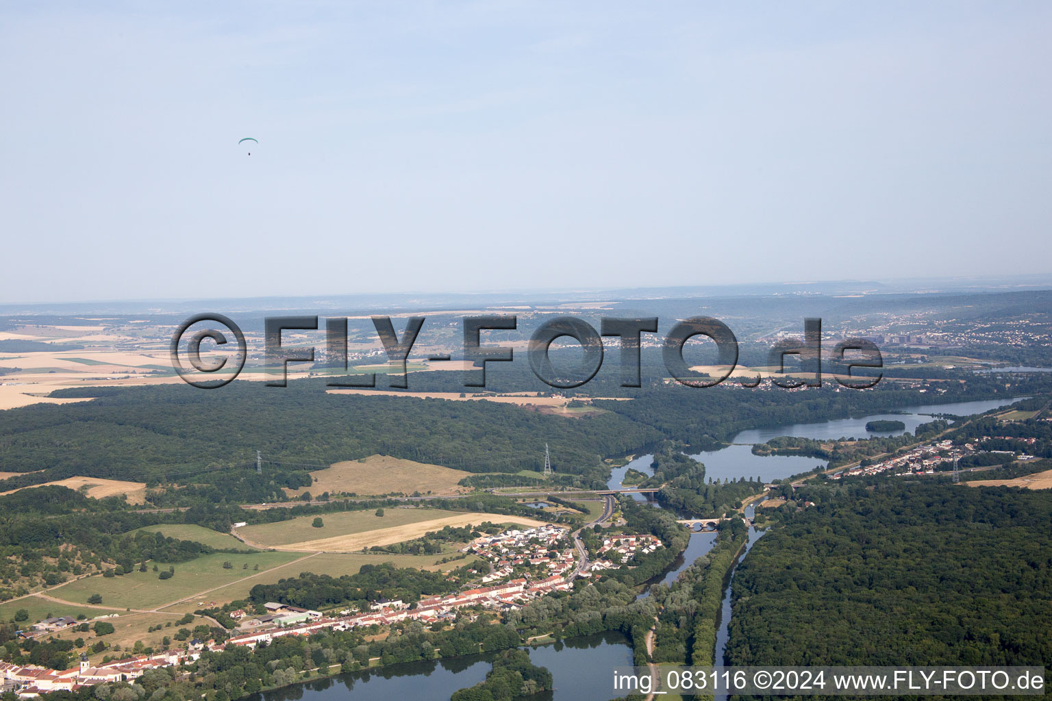 Vue aérienne de Flavigny-sur-Moselle dans le département Meurthe et Moselle, France