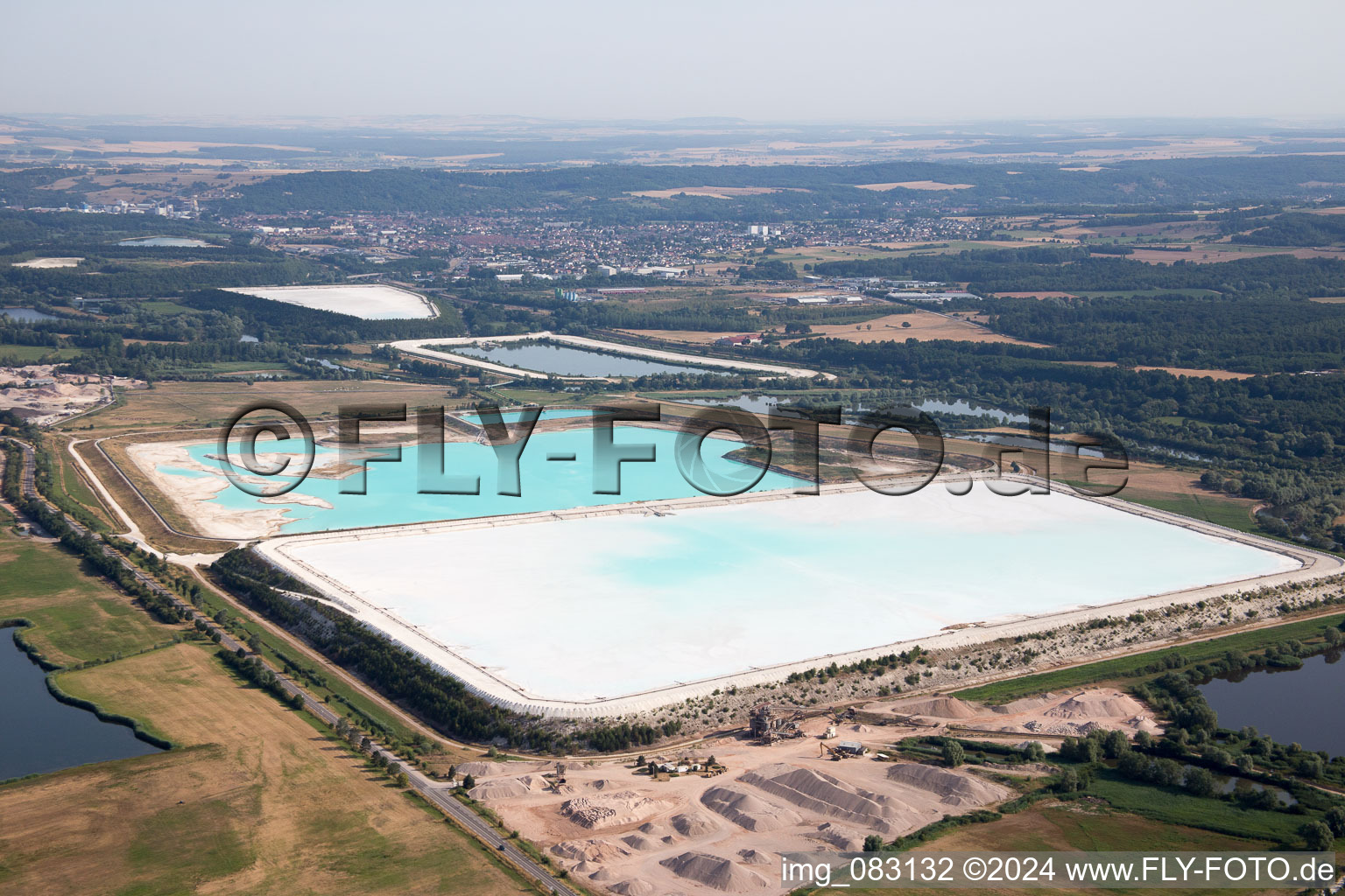 Vue aérienne de Champs salins bruns et blancs pour la production de sel à Rosières-aux-Salines dans le département Meurthe et Moselle, France