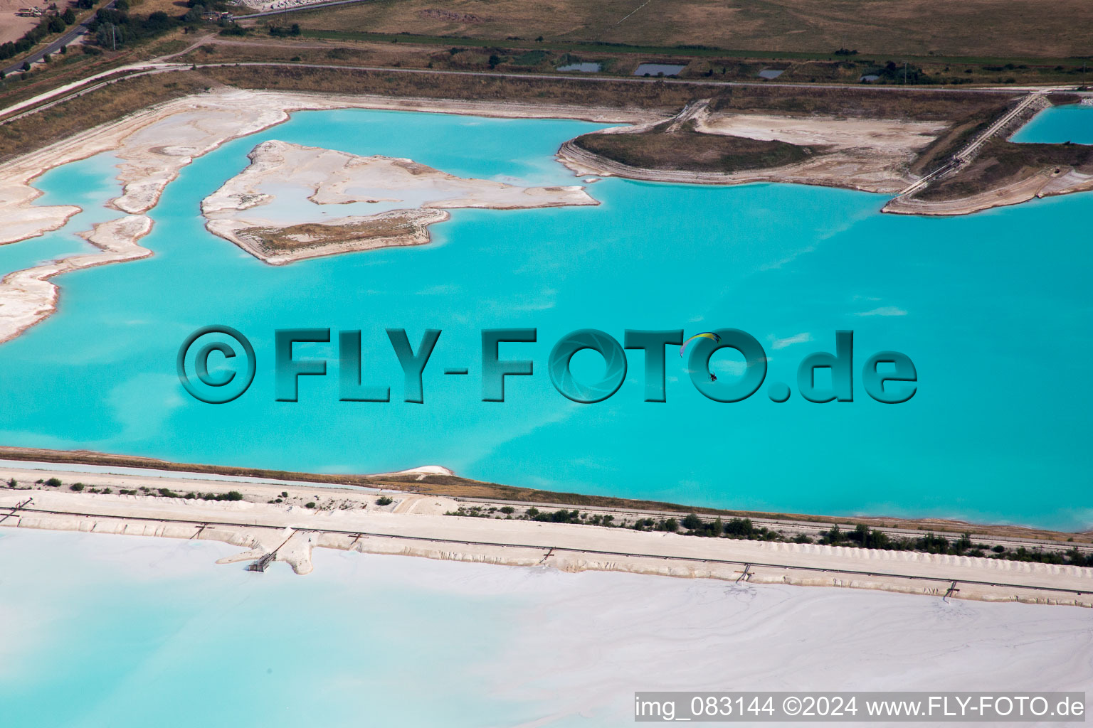 Photographie aérienne de Champs salins bruns et blancs pour la production de sel à Rosières-aux-Salines dans le département Meurthe et Moselle, France