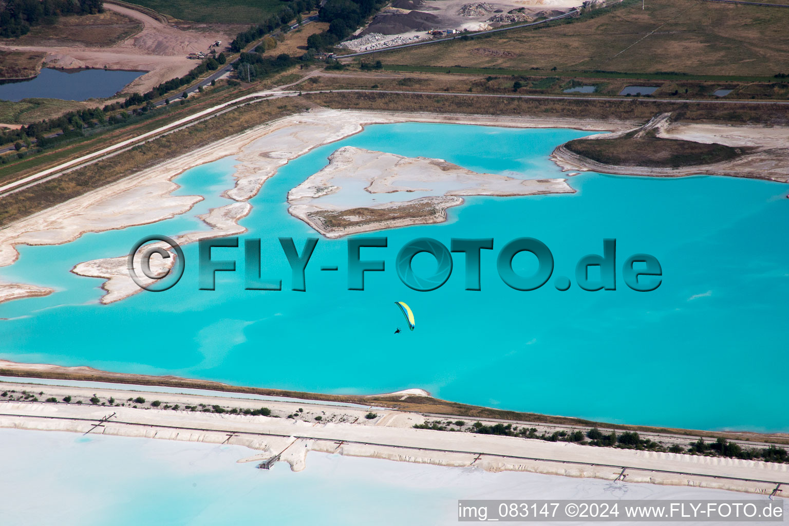 Champs salins bruns et blancs pour la production de sel à Rosières-aux-Salines dans le département Meurthe et Moselle, France d'en haut