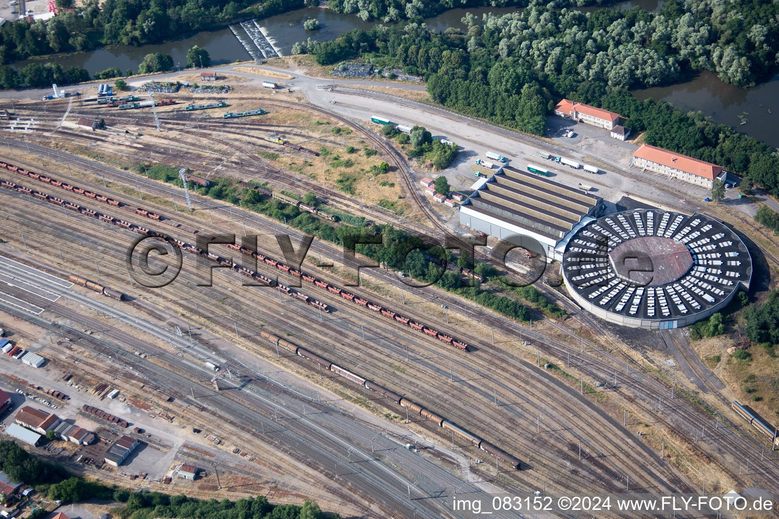 Vue aérienne de Dépôt et atelier de réparation ferroviaire, entretien et réparation des trains SNCF à Damelevières dans le département Meurthe et Moselle, France