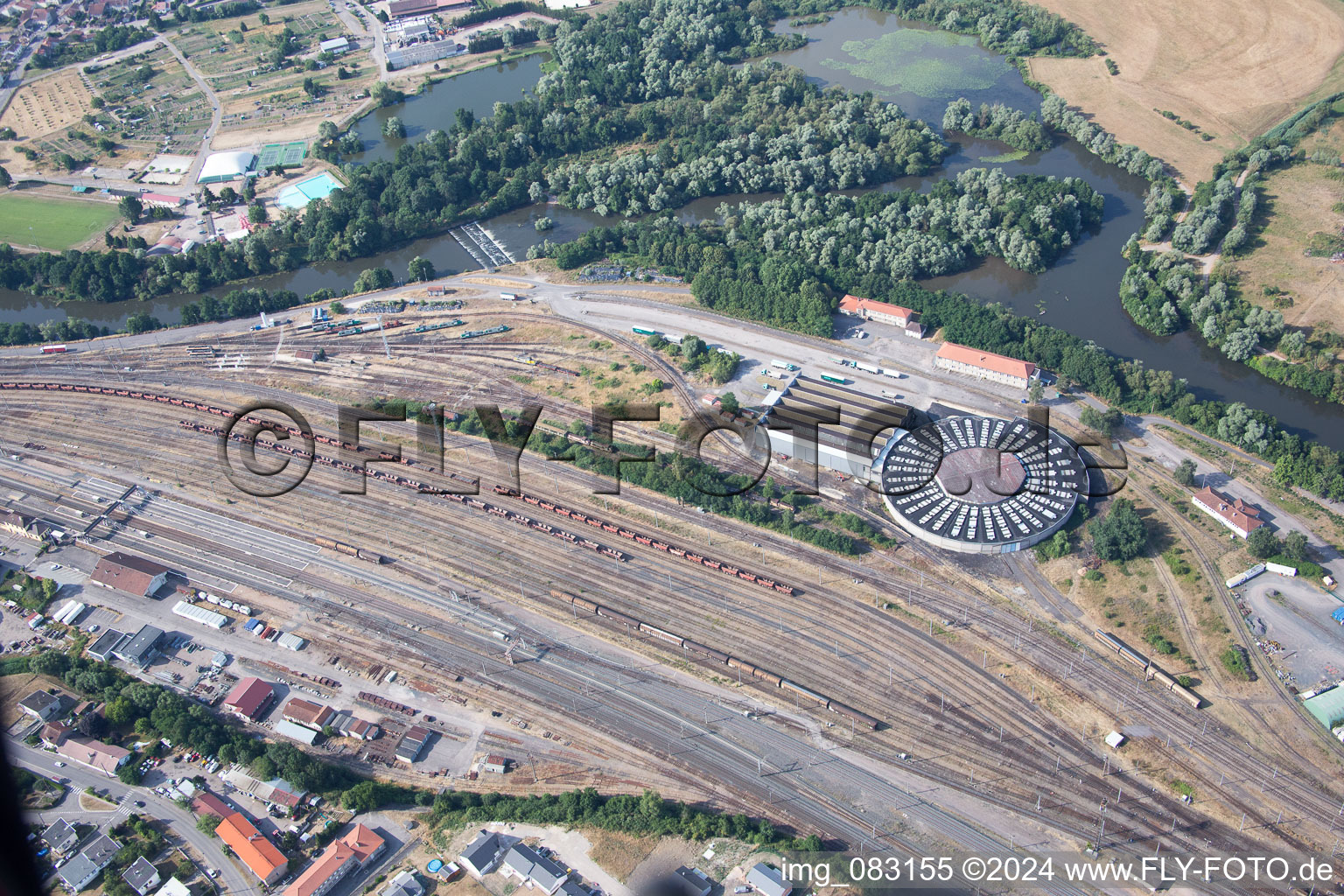 Vue aérienne de Dépôt et atelier de réparation ferroviaire, entretien et réparation des trains SNCF à Damelevières dans le département Meurthe et Moselle, France