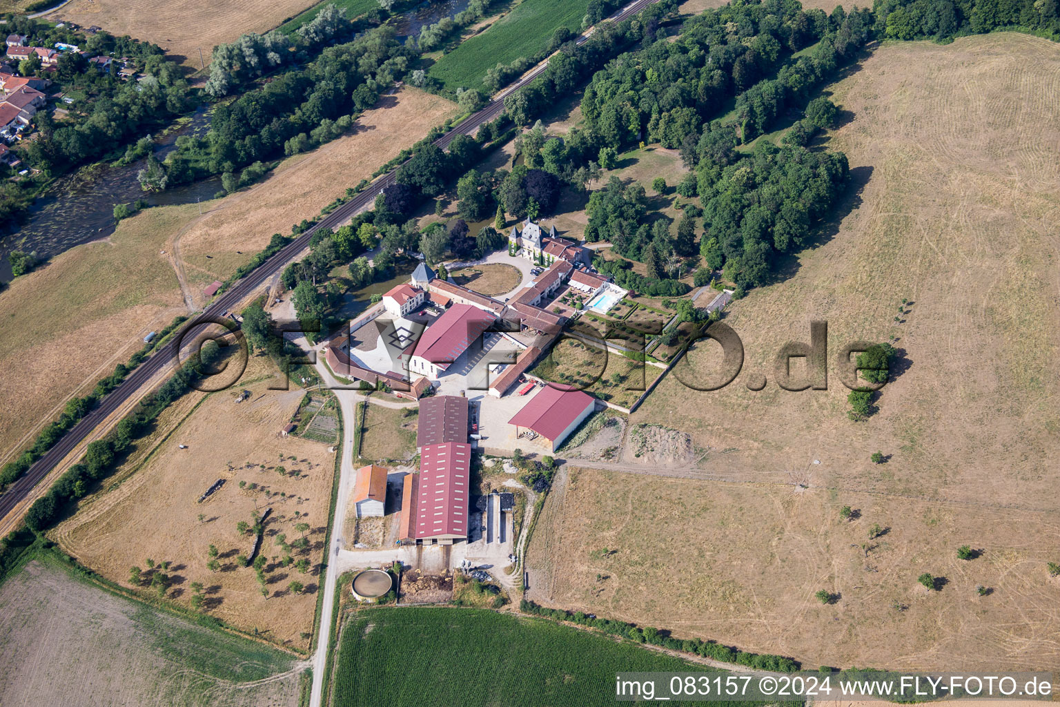 Vue aérienne de Château Château d'Adoménil à Rehainviller dans le département Meurthe et Moselle, France