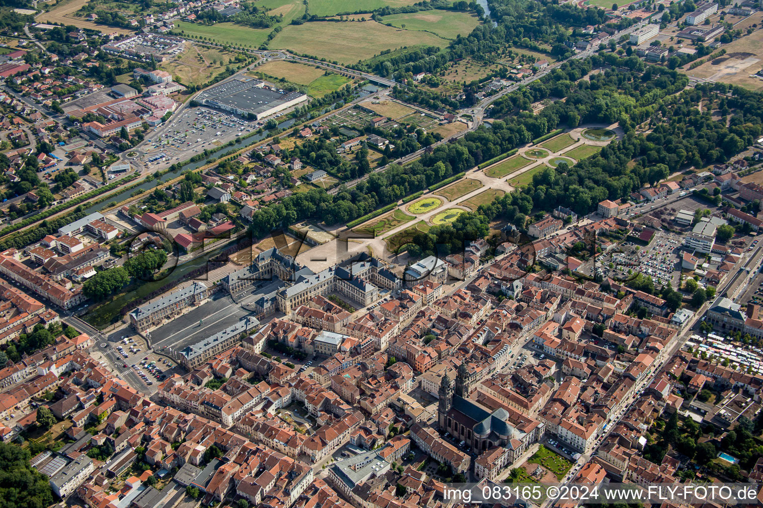 Vue aérienne de Parc du Château du Château Lunéville à Lunéville dans le département Meurthe et Moselle, France