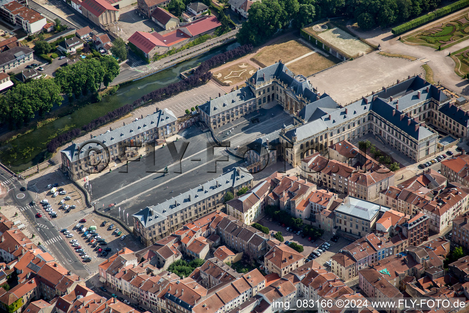 Vue aérienne de Parc du Château du Château Lunéville à Lunéville dans le département Meurthe et Moselle, France