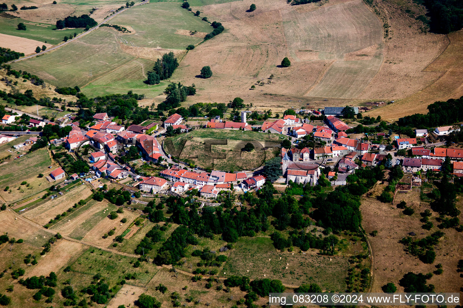 Vue aérienne de Village - vue sur une colline en bordure de champs à Amance dans le département Meurthe et Moselle, France