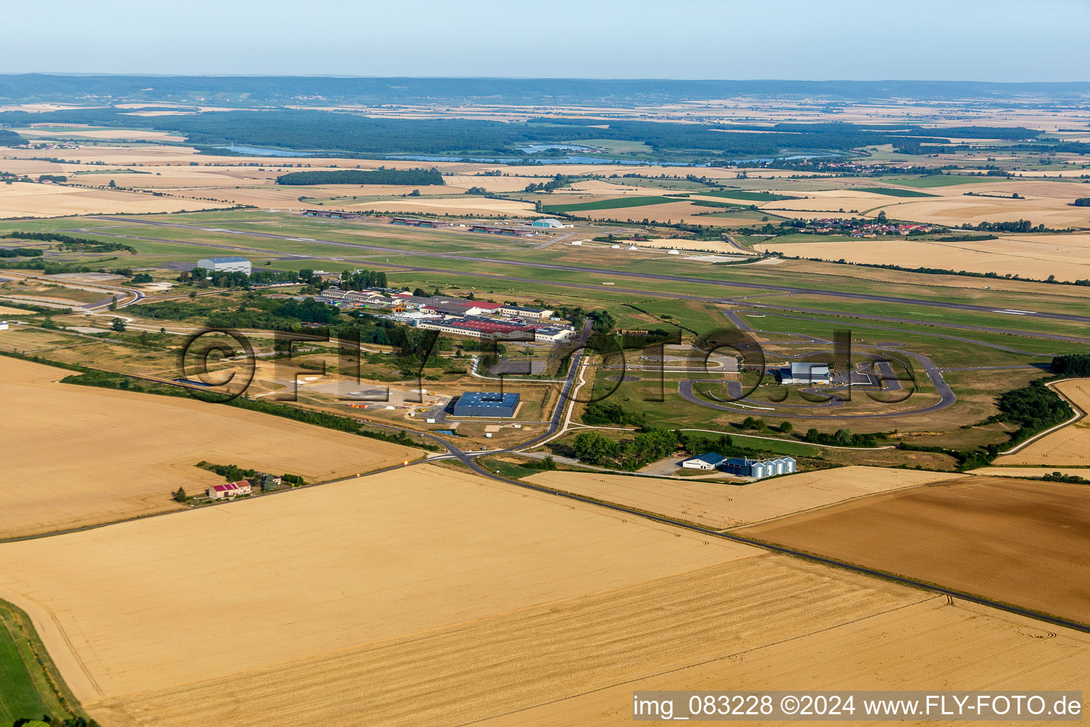 Vue aérienne de Piste avec aire de circulation de l'aérodrome de Chambley Planet'Air à Saint-Julien-les-Gorze à Saint-Julien-lès-Gorze dans le département Meurthe et Moselle, France