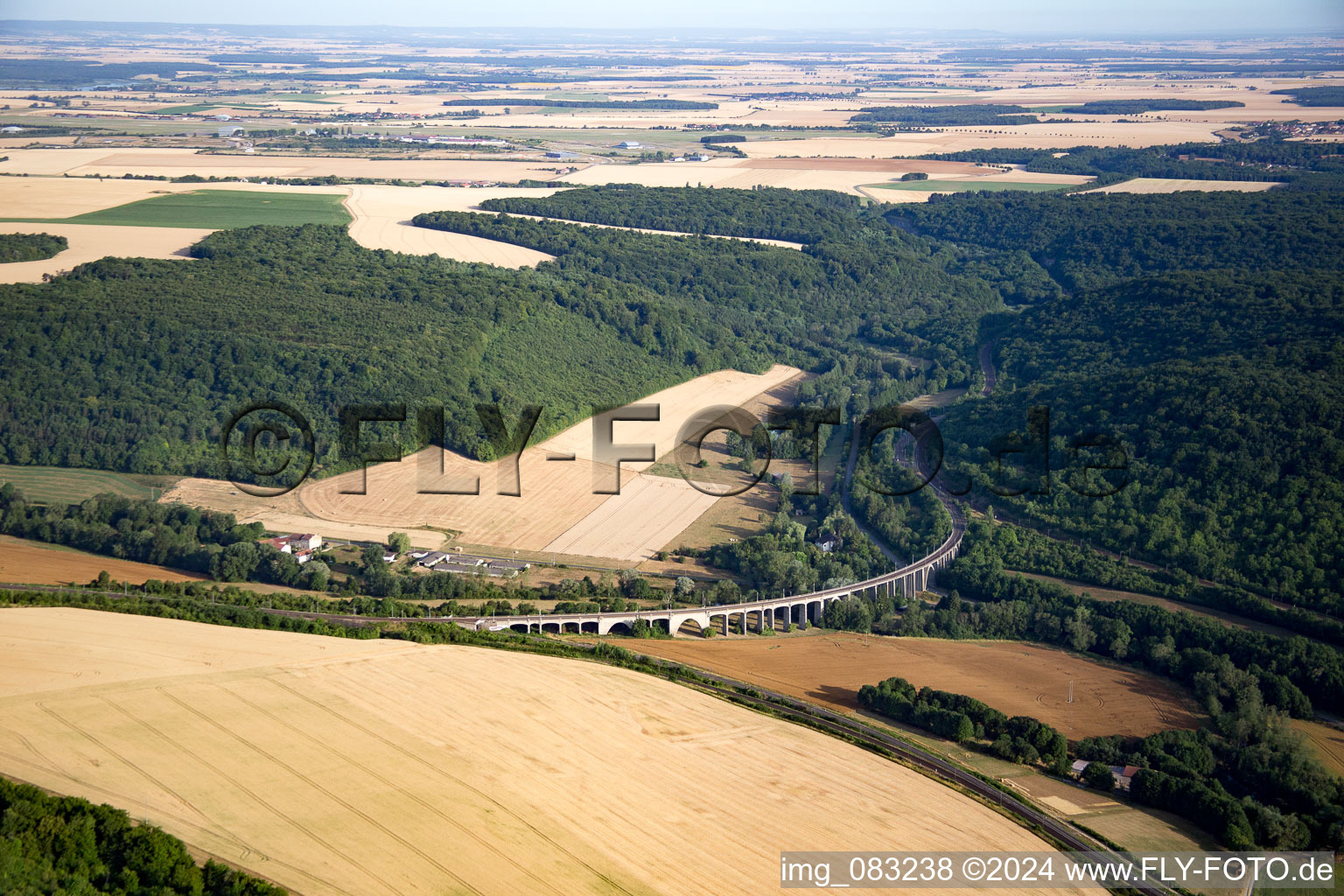 Vue aérienne de Viaduc à Villecey-sur-Mad dans le département Meurthe et Moselle, France