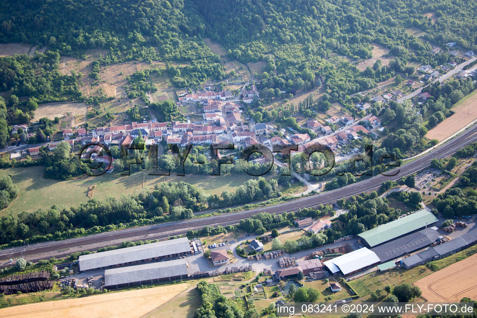 Vue aérienne de Bayonville-sur-Mad dans le département Meurthe et Moselle, France