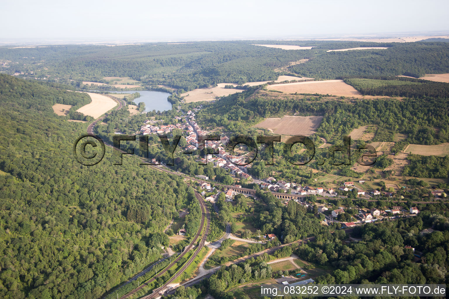 Vue aérienne de Arry dans le département Moselle, France