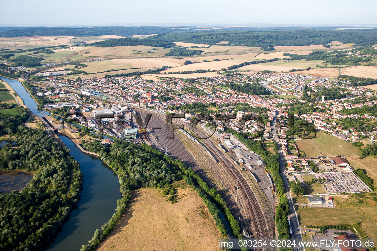 Vue aérienne de Construction des voies et gares des Chemins de fer français sur la Moselle à Pagny-sur-Moselle dans le département Meurthe et Moselle, France