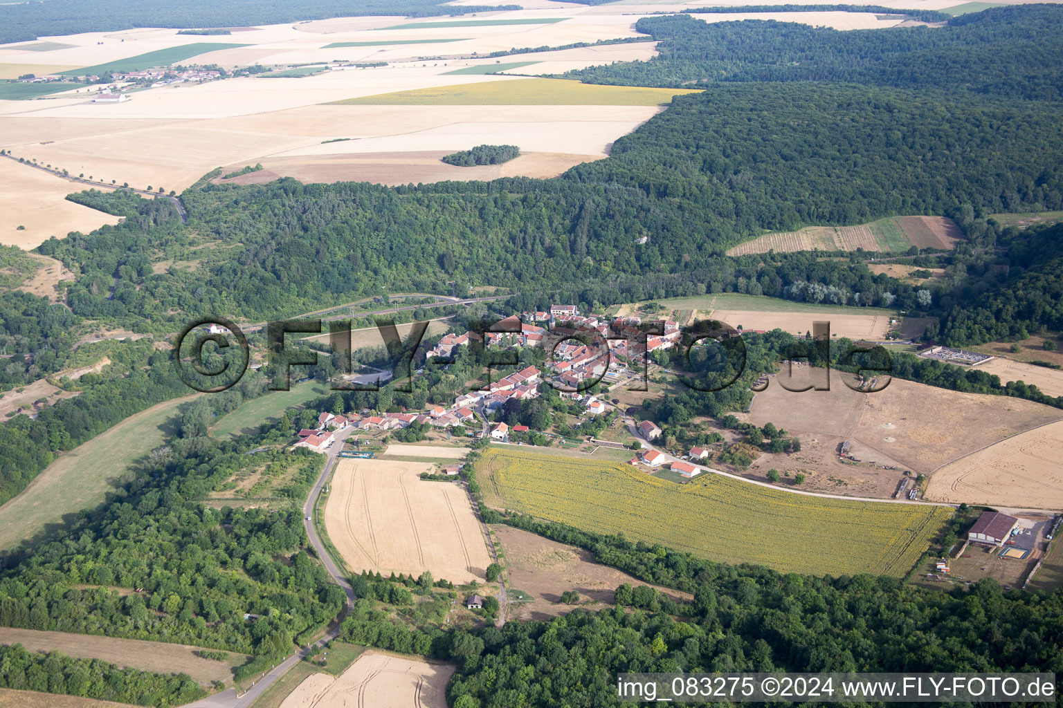 Vue aérienne de Feldern et la ligne TGV à Jaulny dans le département Meurthe et Moselle, France