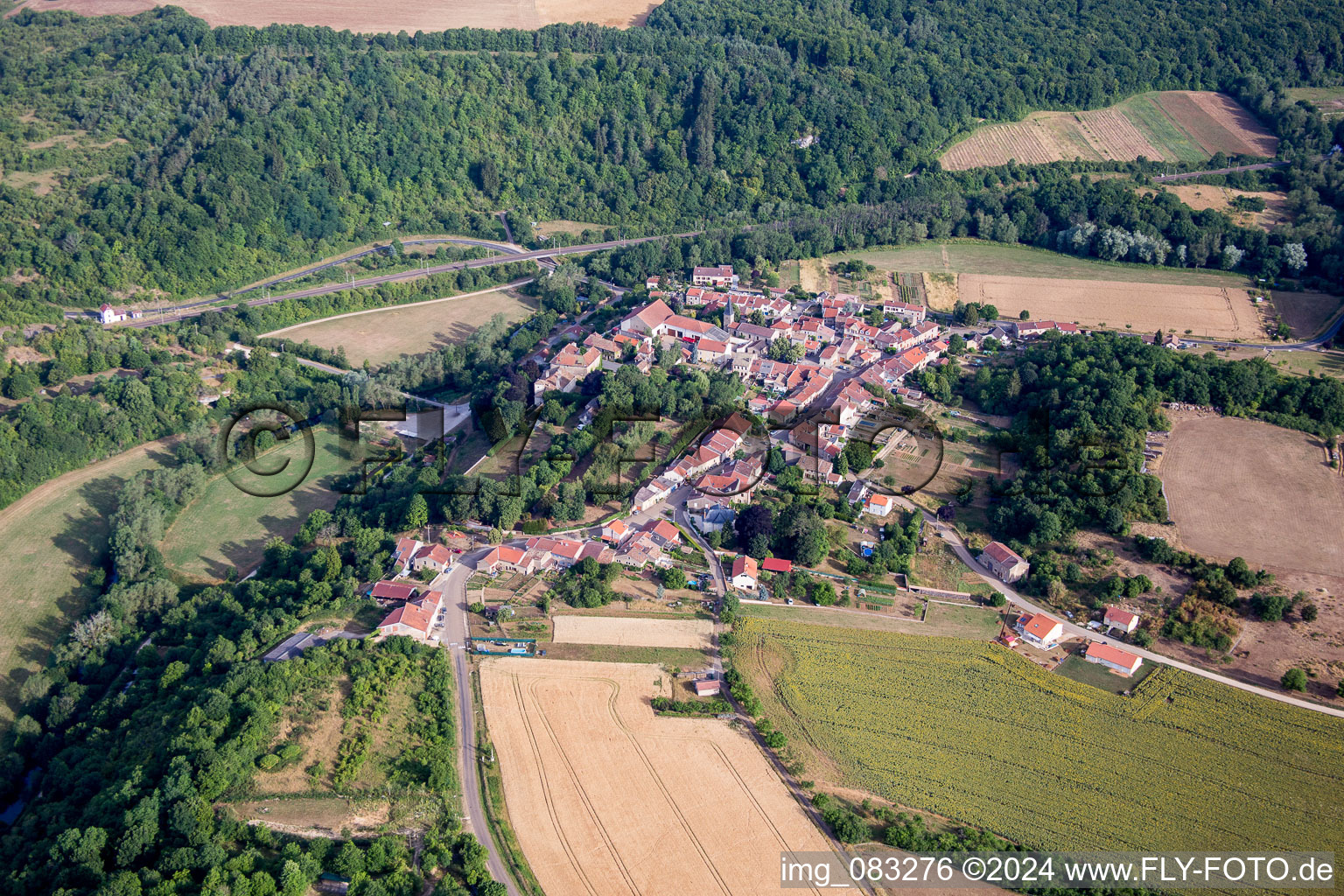 Vue aérienne de Les Champs et la ligne TGV à Jaulny dans le département Meurthe et Moselle, France