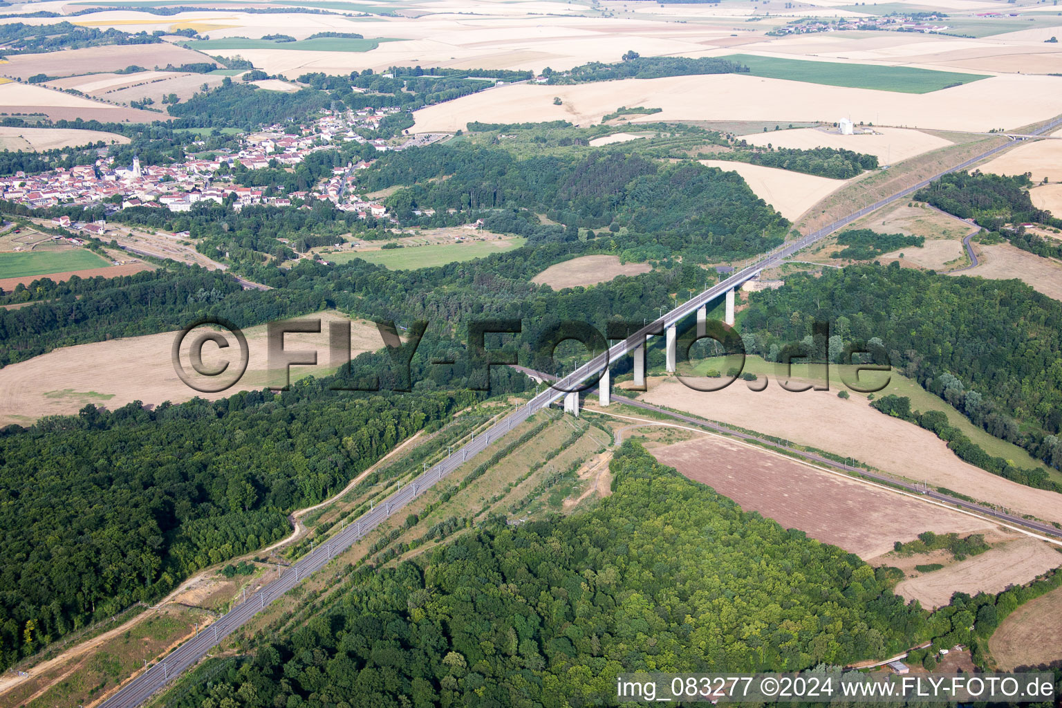 Vue aérienne de Ouvrage de pont ferroviaire pour acheminer les voies ferrées de l'itinéraire TGV à Thiaucourt-Regniéville dans le département Meurthe et Moselle, France