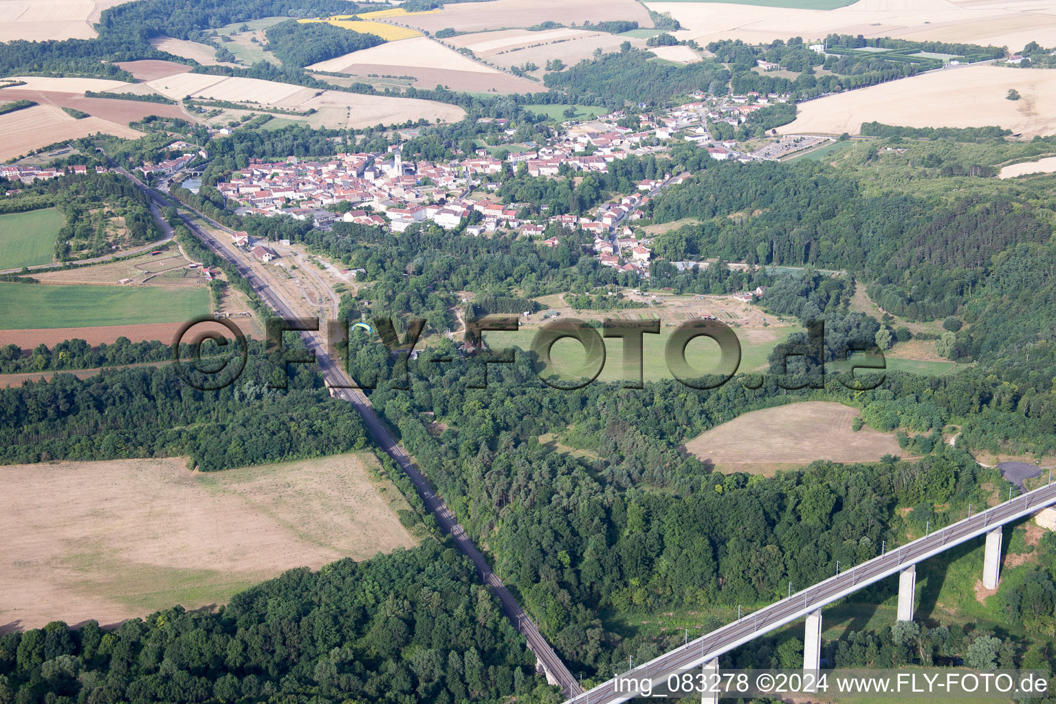 Vue aérienne de Ouvrage de pont ferroviaire pour acheminer les voies ferrées de l'itinéraire TGV à Thiaucourt-Regniéville dans le département Meurthe et Moselle, France