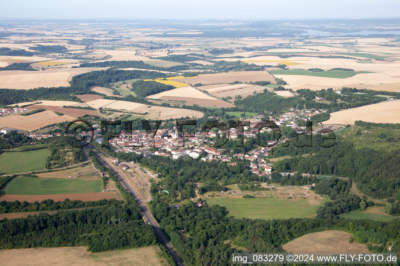 Vue aérienne de Vue sur le village à Thiaucourt-Regniéville dans le département Meurthe et Moselle, France