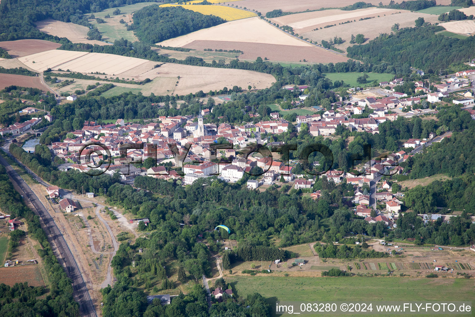 Vue aérienne de Vue sur le village à Thiaucourt-Regniéville dans le département Meurthe et Moselle, France