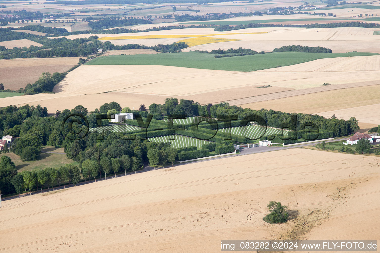 Vue aérienne de Cimetière militaire américain de Saint Mihiel à Thiaucourt-Regnieville à Thiaucourt-Regniéville dans le département Meurthe et Moselle, France