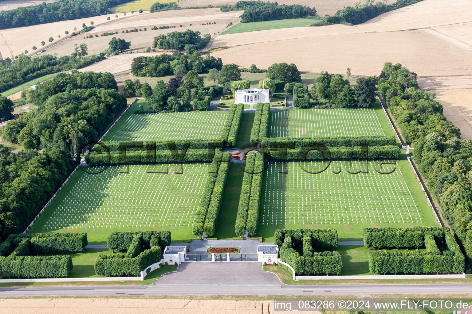 Cimetière militaire américain de Saint Mihiel à Thiaucourt-Regnieville à Thiaucourt-Regniéville dans le département Meurthe et Moselle, France d'en haut