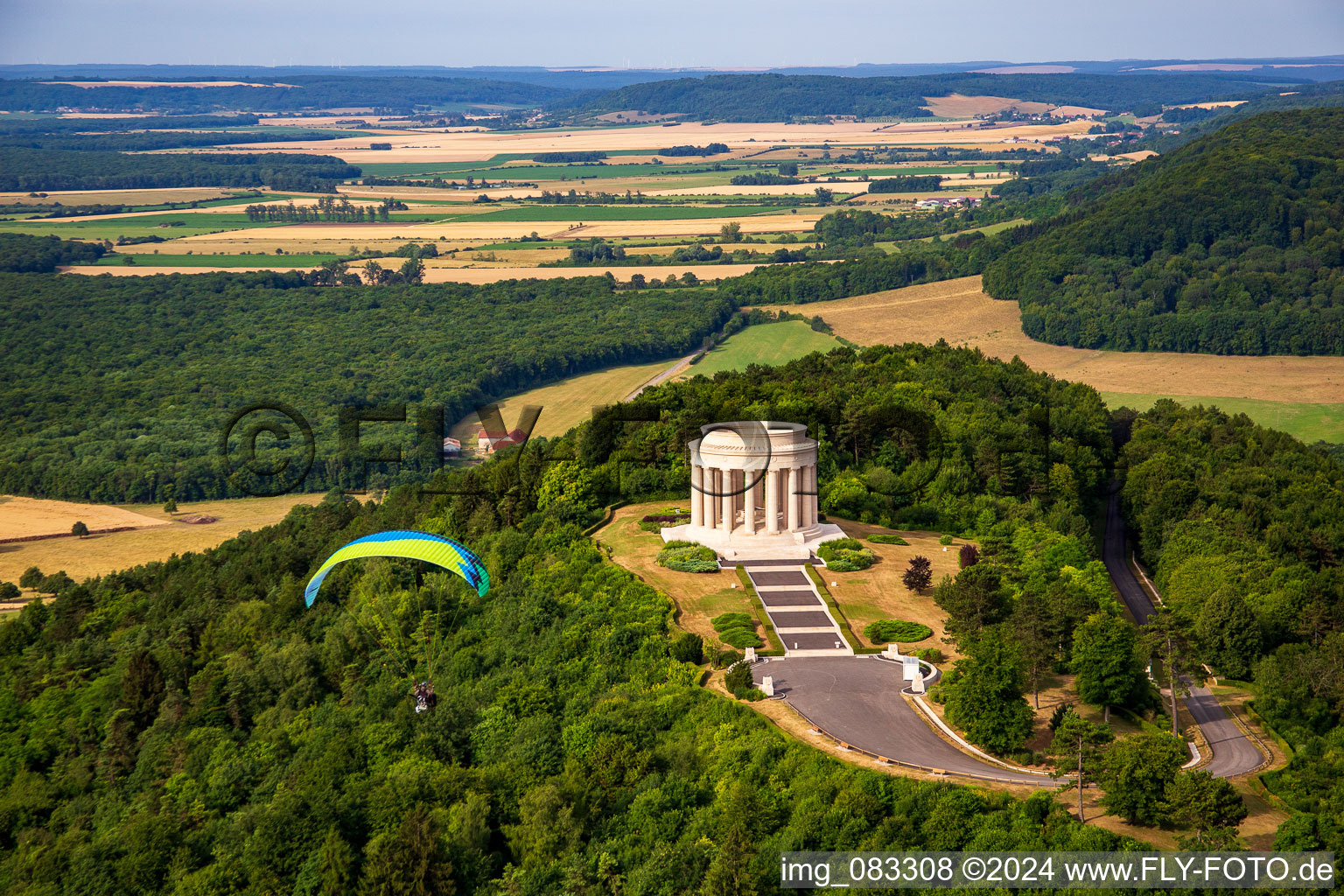 Vue aérienne de Vue du monument historique Butte de Montsec. Au premier plan du temple se trouve un parapente à Montsec dans le département Meuse, France