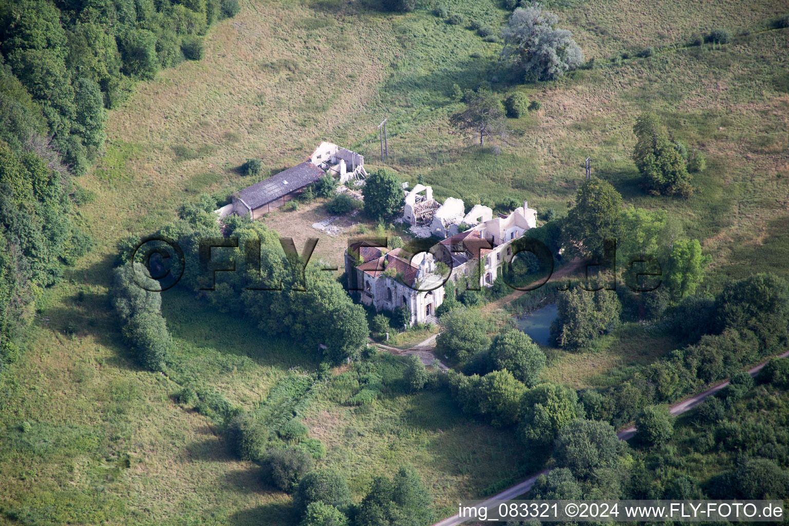 Vue aérienne de Abbaye de L'Étanche à Lamorville dans le département Meuse, France