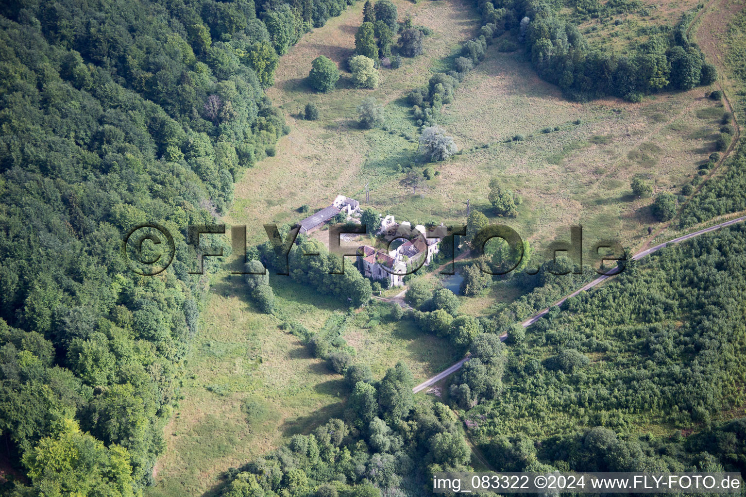 Vue aérienne de Abbaye de L'Étanche à Lamorville dans le département Meuse, France