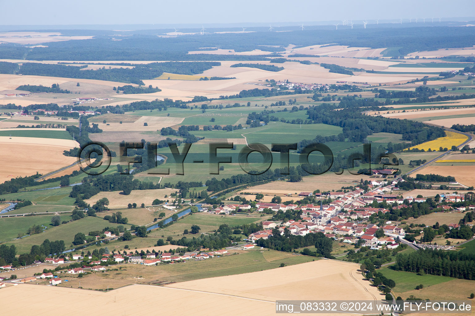 Vue aérienne de Lacroix-sur-Meuse dans le département Meuse, France