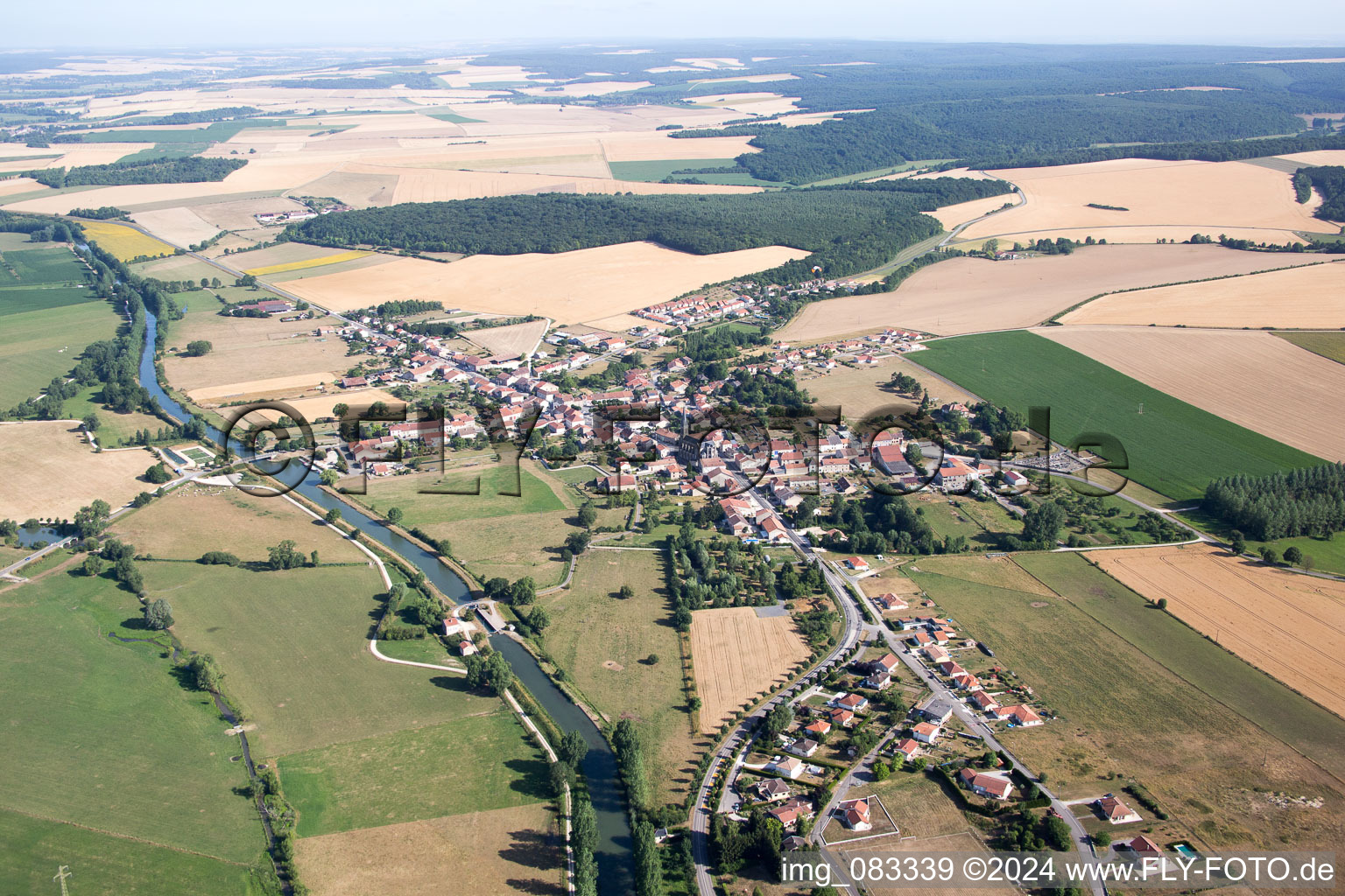 Lacroix-sur-Meuse dans le département Meuse, France d'en haut