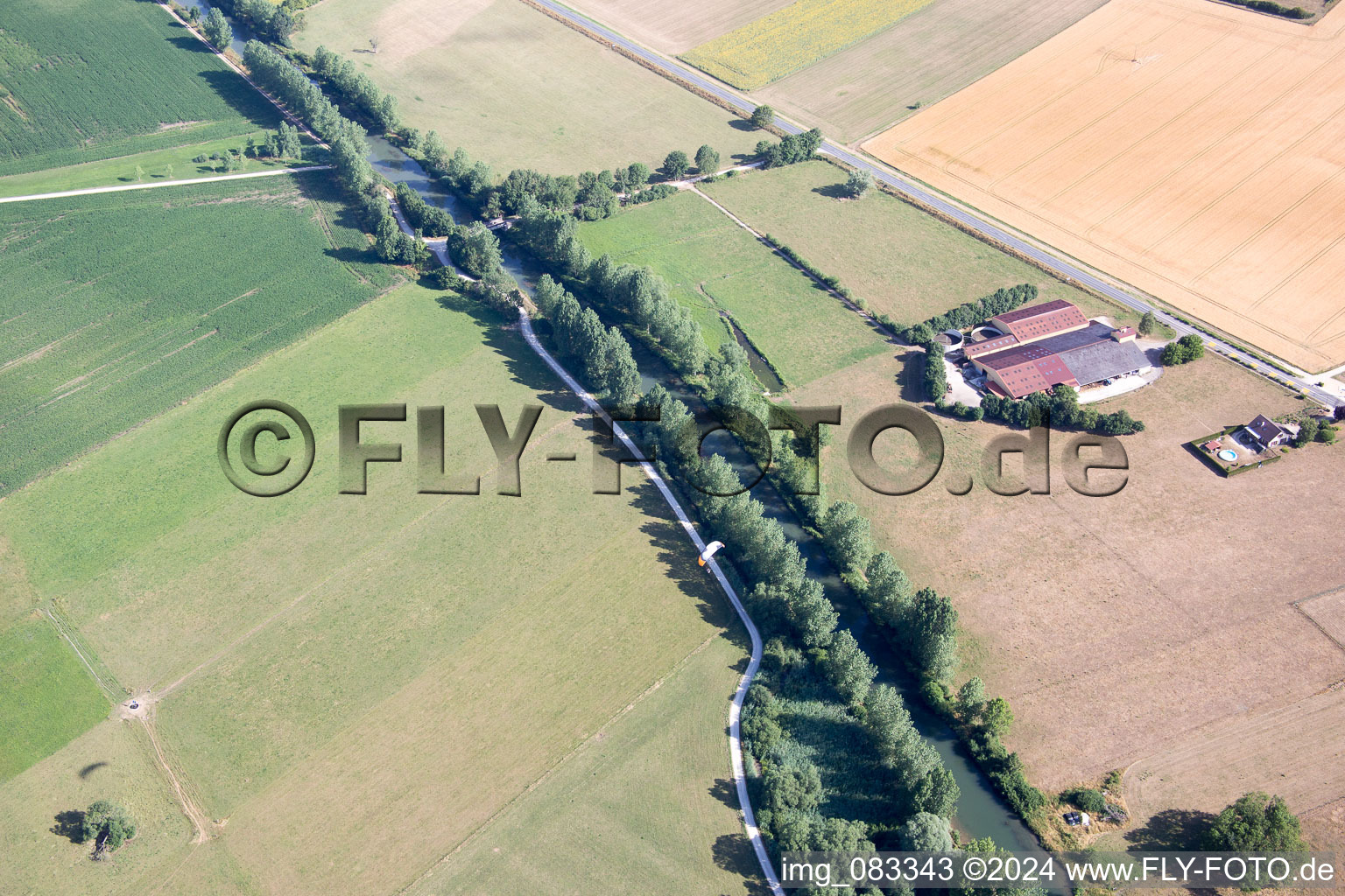 Lacroix-sur-Meuse dans le département Meuse, France vue d'en haut