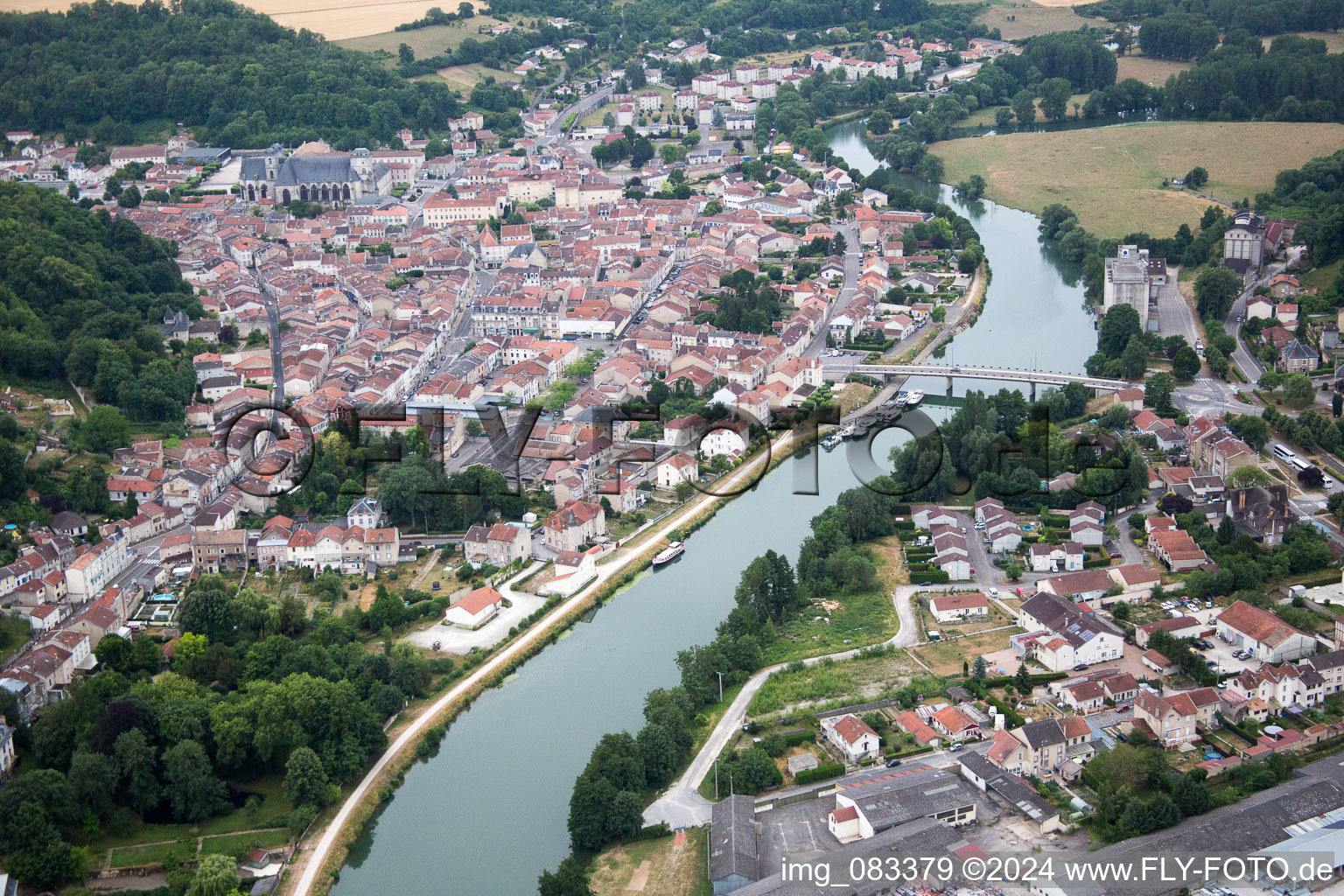 Vue aérienne de Les berges de la Meuse à Saint-Mihiel dans le département Meuse, France