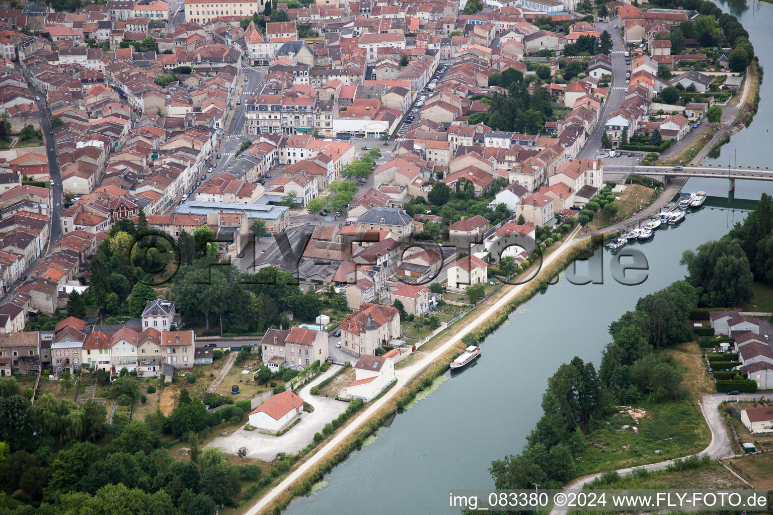 Vue aérienne de Les berges de la Meuse à Saint-Mihiel dans le département Meuse, France