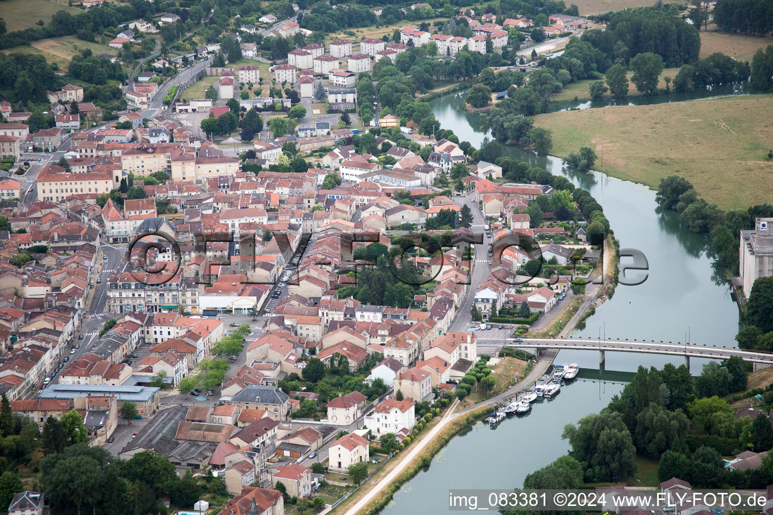 Photographie aérienne de Les berges de la Meuse à Saint-Mihiel dans le département Meuse, France