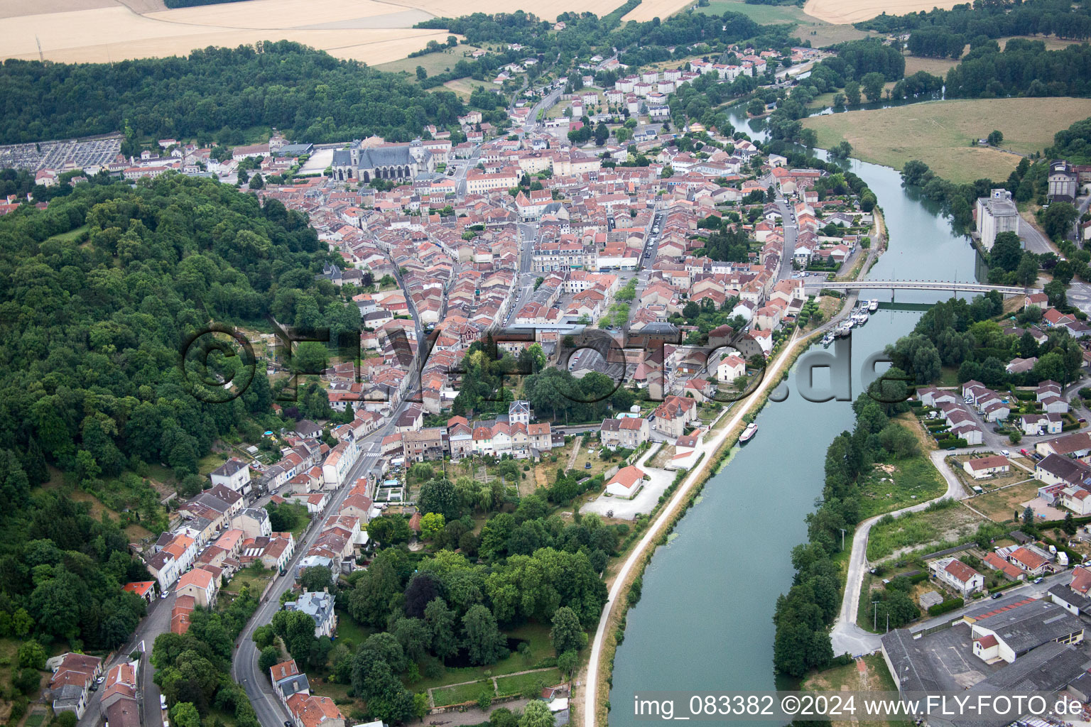 Vue oblique de Les berges de la Meuse à Saint-Mihiel dans le département Meuse, France