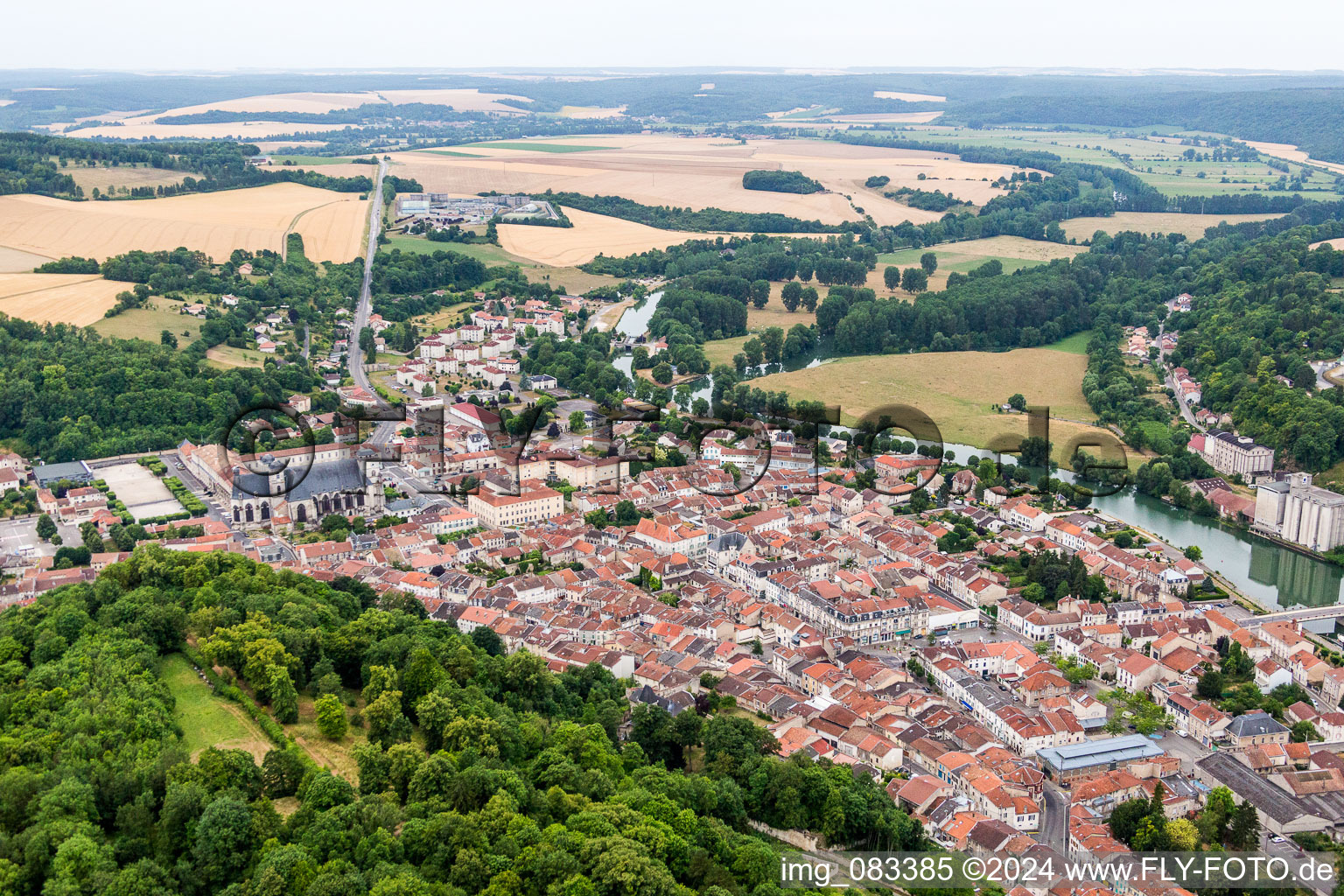 Vue aérienne de Zones riveraines de la Meuse/Meuse à Saint-Mihiel dans le département Meuse, France